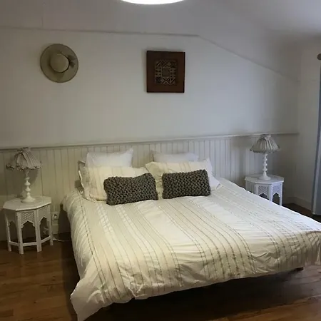 Les Chenes בית הארחה 4*